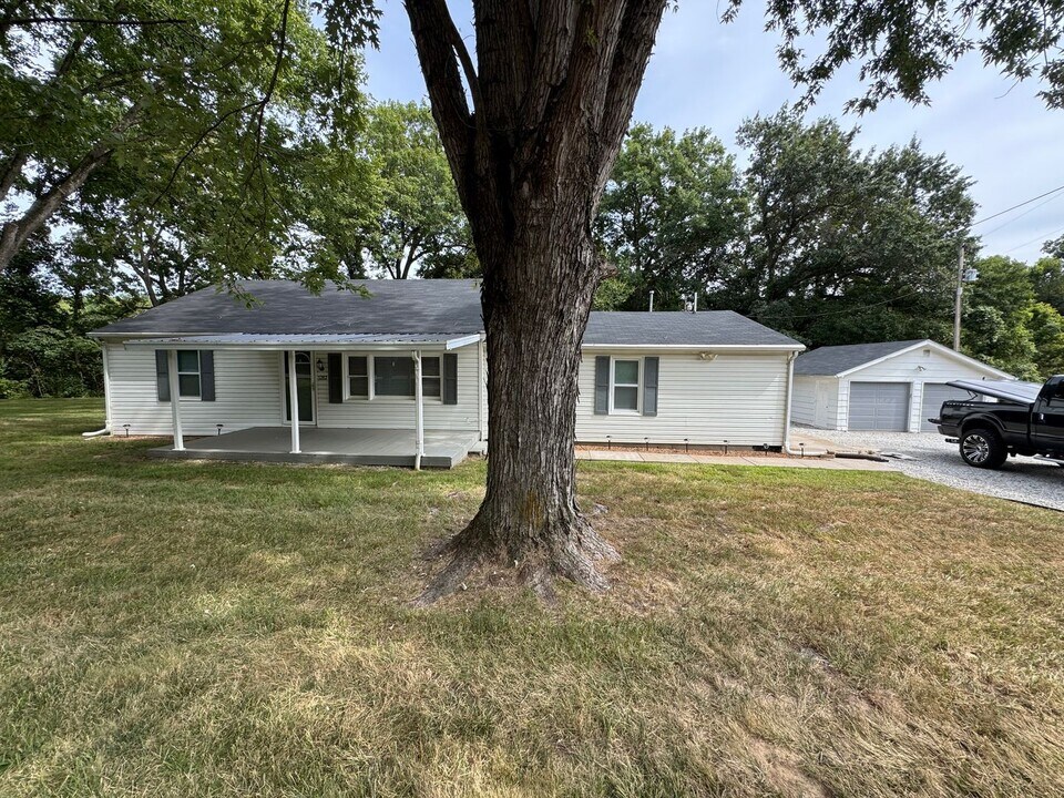 1262 W Old Plank Rd in Columbia, MO - Building Photo