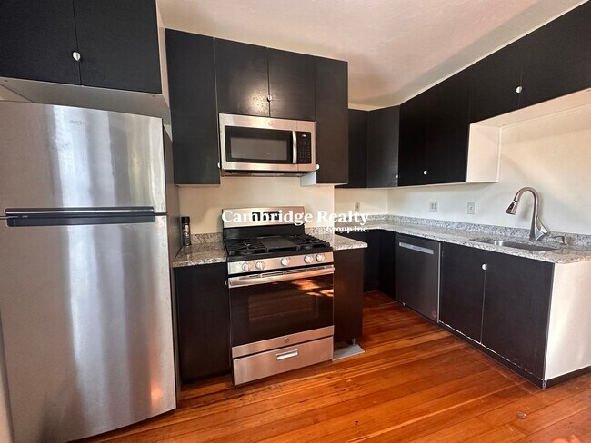63 Pleasant St, Unit 3B in Cambridge, MA - Building Photo - Building Photo