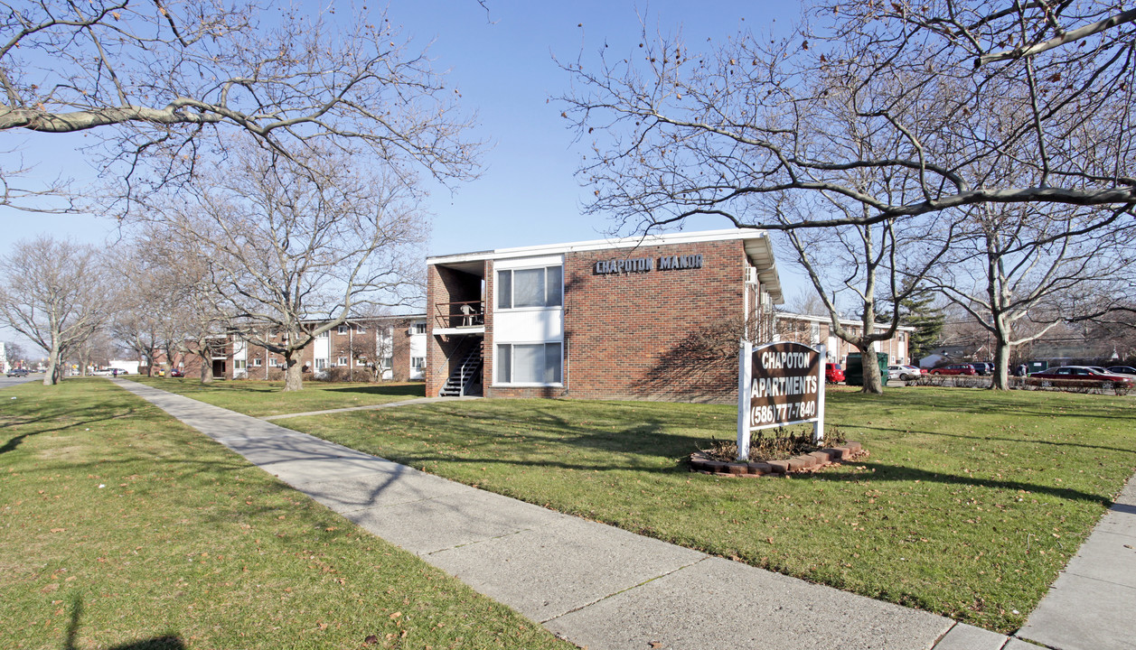 Chapoton Manor Apartments in St. Clair Shores, MI - Building Photo