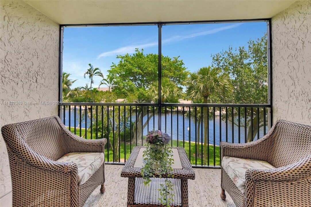 14 Royal Palm Way in Boca Raton, FL - Building Photo