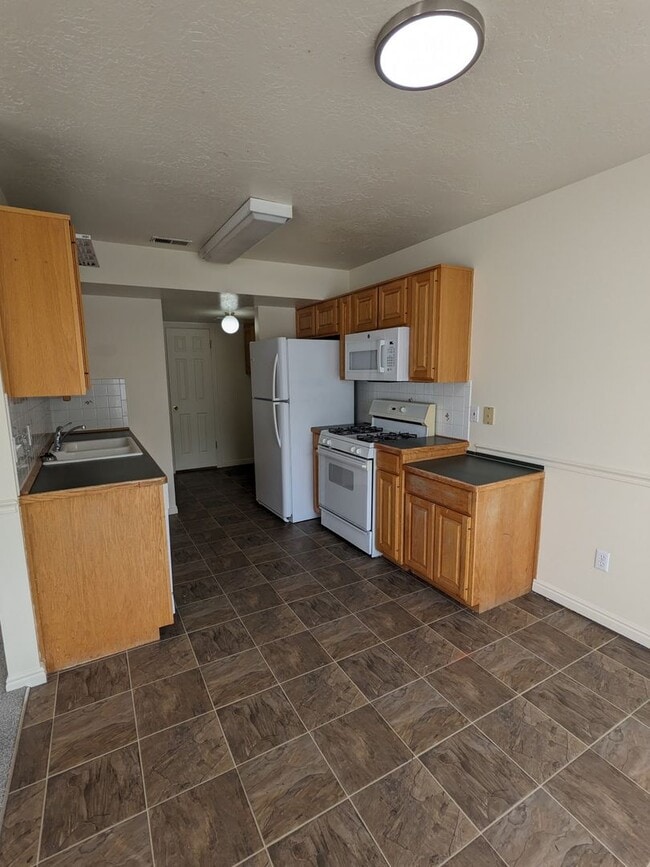 438 E Rosewood Ln in Layton, UT - Building Photo - Building Photo