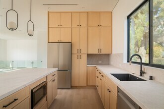 1931 Sunset Plaza Dr in Los Angeles, CA - Building Photo - Building Photo