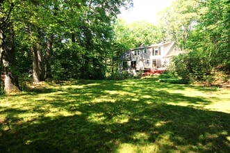 18 Pequot Rd in Wayland, MA - Foto de edificio - Building Photo