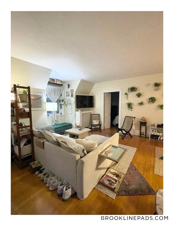 1748 Beacon St in Brookline, MA - Building Photo