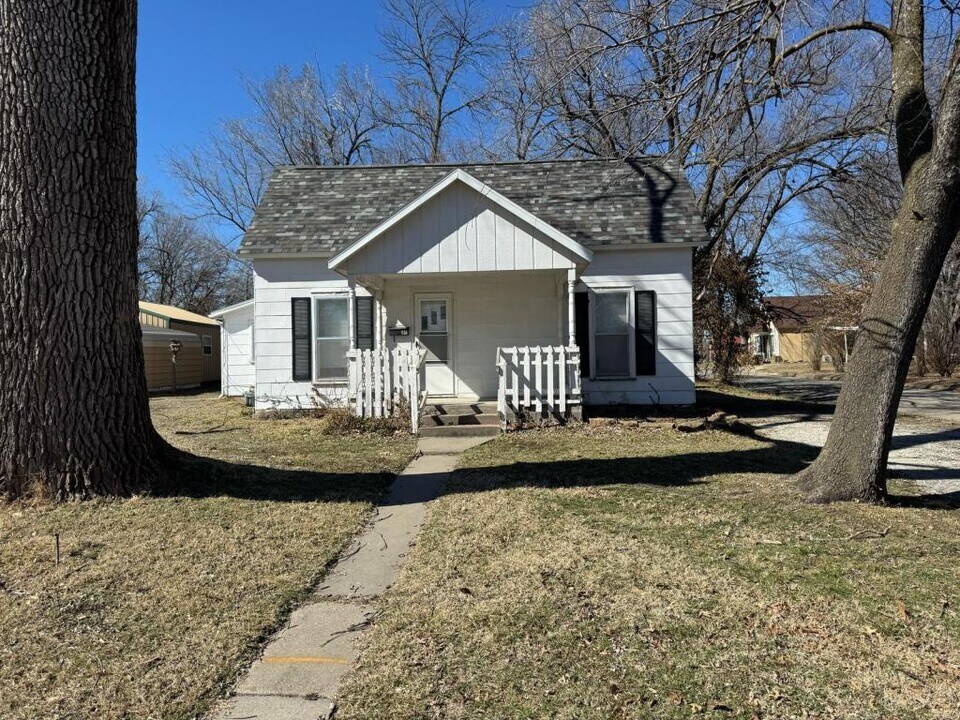 1131 N Cedar St in Nevada, MO - Foto de edificio