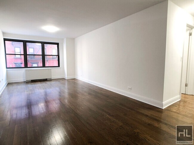 East 82nd Street in New York, NY - Building Photo - Building Photo