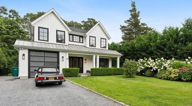 28 Parkway Dr in Sag Harbor, NY - Building Photo - Building Photo