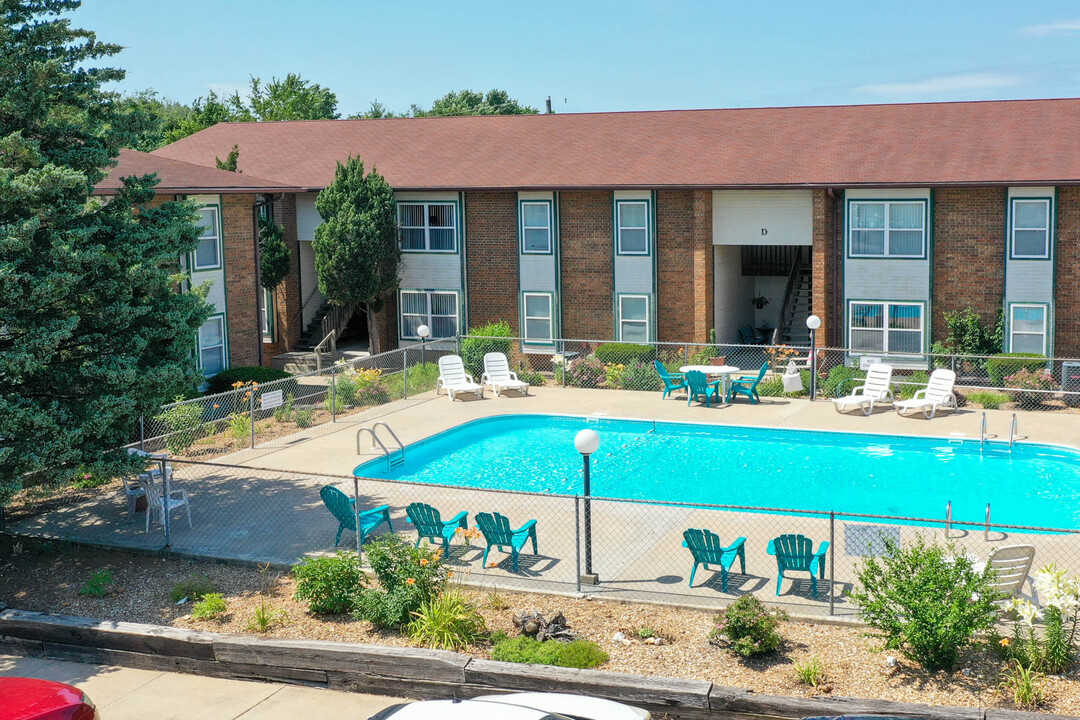 Meheli Pines Apartments in Springfield, MO - Foto de edificio