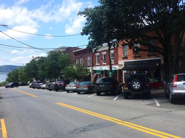 26 S Dutcher St, Unit 2nd Floor in Irvington, NY - Foto de edificio - Building Photo