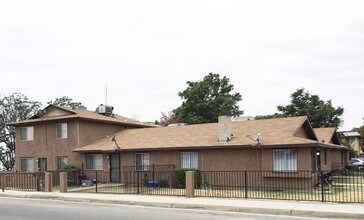 328-330 Monterey St in Bakersfield, CA - Foto de edificio - Building Photo