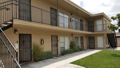 Westside Apartments in Downey, CA - Foto de edificio - Building Photo