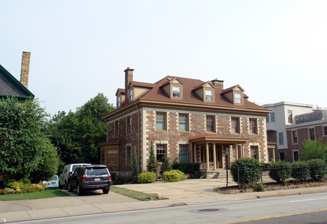 6109 5th Ave in Pittsburgh, PA - Building Photo