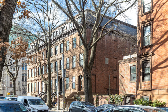 217 Lafayette Ave in Brooklyn, NY - Foto de edificio - Building Photo