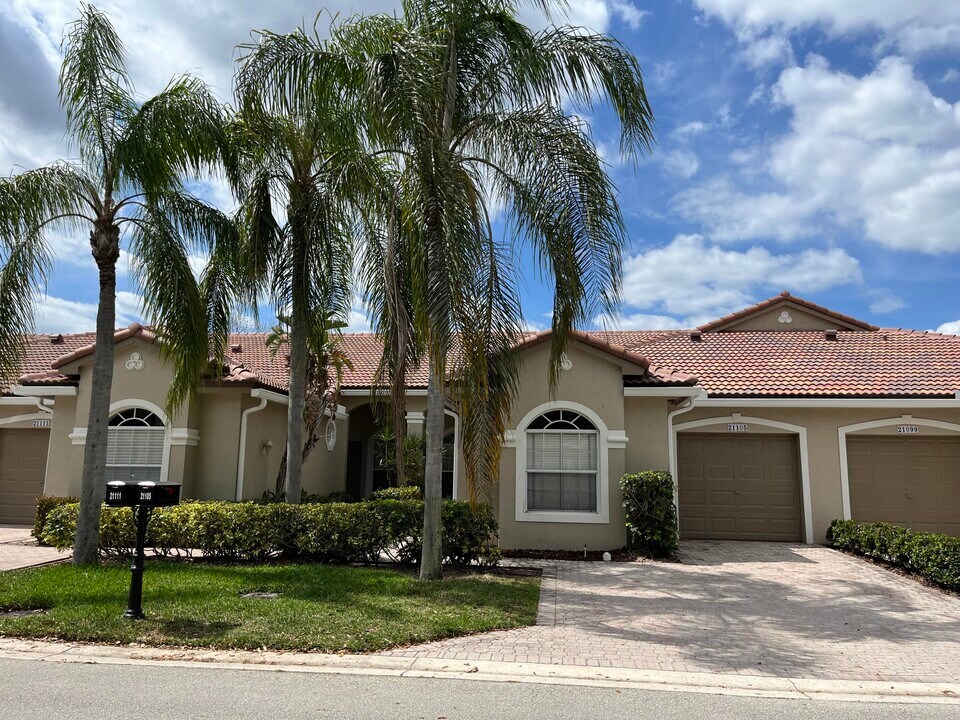 21105 Vía Solano in Boca Raton, FL - Building Photo
