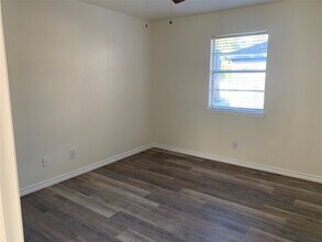 448 Carlton St in Brazoria, TX - Foto de edificio - Building Photo