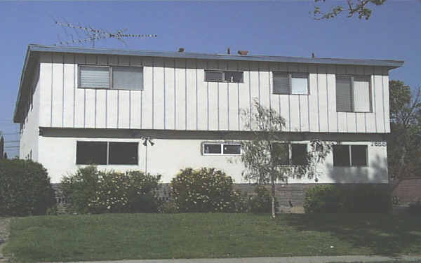 7655 Greenbush Ave in Van Nuys, CA - Building Photo