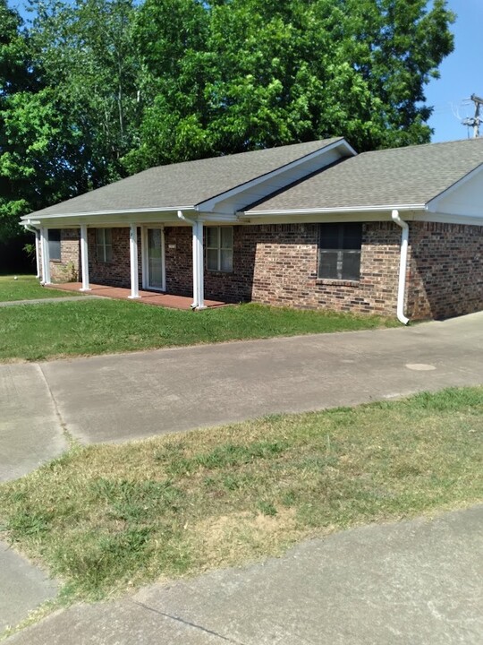 100 Meadow Pl in Clarksville, AR - Building Photo