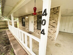 404 Tyne Rd in Victoria, TX - Building Photo - Building Photo