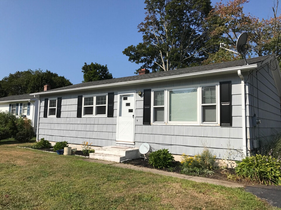 23 Prospect Ave in Niantic, CT - Building Photo
