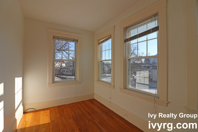 52-54 Maplewood St, Unit 52 in Watertown, MA - Foto de edificio - Building Photo