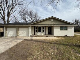 2500 Rolling Hills Dr in Greenville, TX - Building Photo