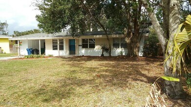 522 Pine St in Neptune Beach, FL - Building Photo - Building Photo
