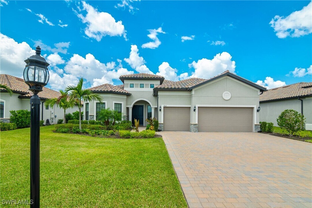 17462 Elkgrove Ln in Estero, FL - Building Photo