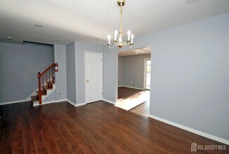 33 Tiger Lilly Ct in Sayreville, NJ - Building Photo - Building Photo