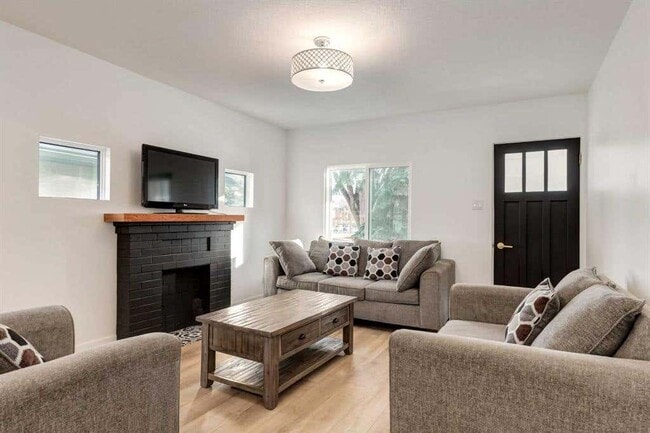 810 17 Av NW in Calgary, AB - Building Photo - Building Photo