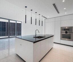 300 Biscayne Boulevard Way, Unit 2906 in Miami, FL - Building Photo - Building Photo