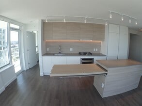 908 Quayside Dr in New Westminster, BC - Building Photo - Building Photo