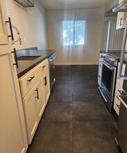 8711 Mountain Blvd in Oakland, CA - Foto de edificio - Building Photo