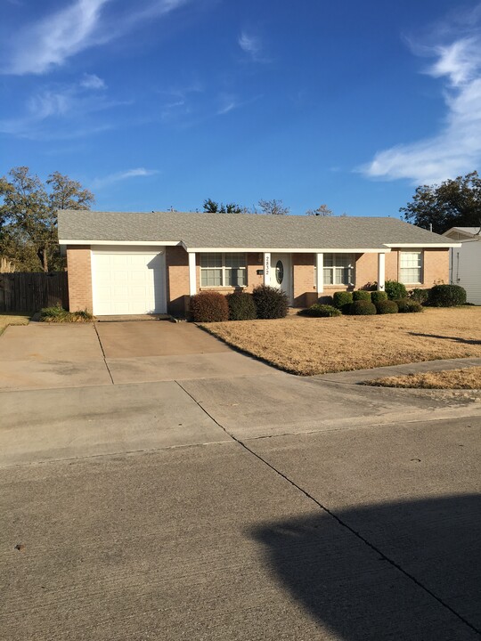 2832 Stonebrook St in Irving, TX - Building Photo