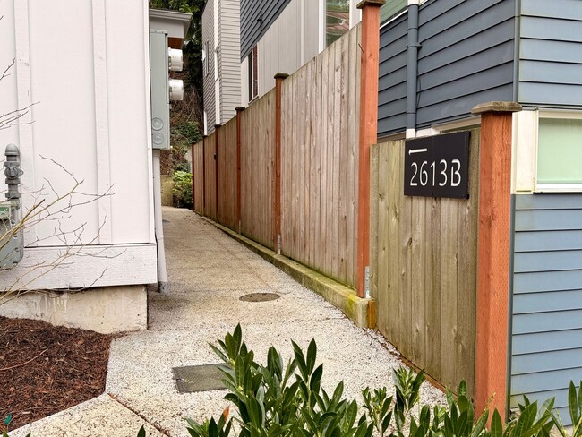 2613 3rd Ave W in Seattle, WA - Building Photo - Building Photo