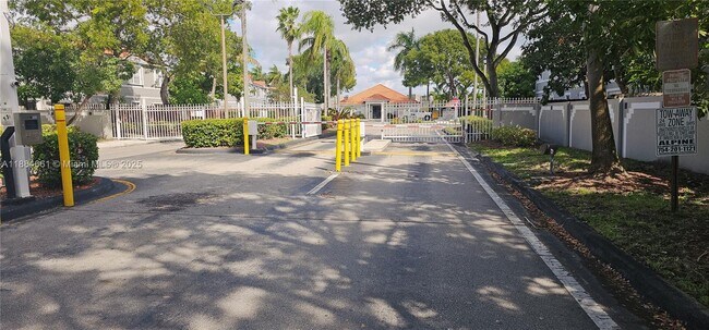 8372 SW 23rd Ct in Miramar, FL - Building Photo - Building Photo