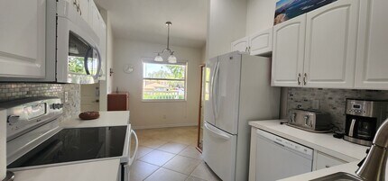 186 Pebble Shores Dr, Unit 204 in Naples, FL - Building Photo - Building Photo