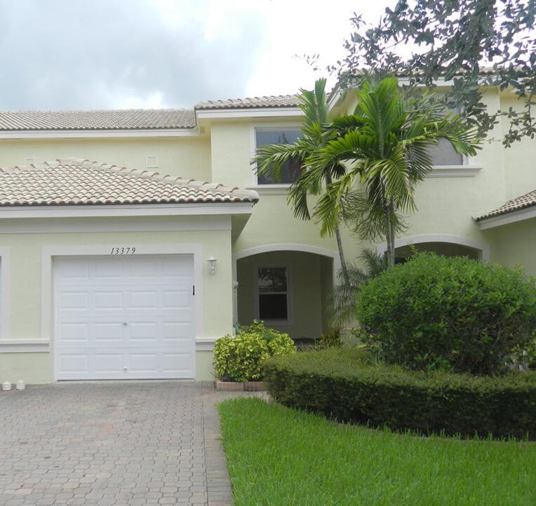 13379 Georgian Ct in Wellington, FL - Building Photo