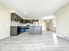 10586 Cityscape Dr in Calgary, AB - Building Photo - Building Photo