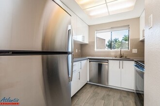1001 E Evelyn Ave in Sunnyvale, CA - Building Photo - Building Photo