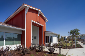 Azure Apartments in Santa Maria, CA - Foto de edificio - Building Photo