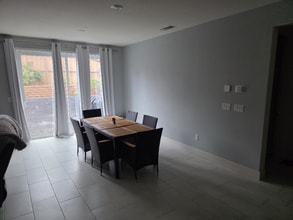 2442 F St in Tracy, CA - Foto de edificio - Building Photo