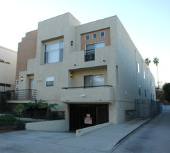 11042 Camarillo St in North Hollywood, CA - Foto de edificio - Building Photo