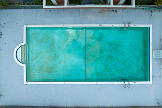 1430-1450 NE 170th St in North Miami Beach, FL - Foto de edificio - Building Photo