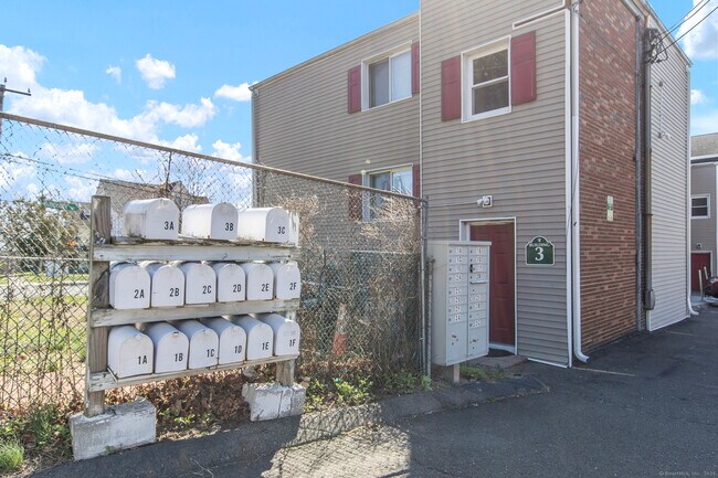36 Woodbury Ave in Norwalk, CT - Building Photo - Building Photo