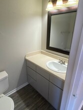 652 W Collins St in Denton, TX - Foto de edificio - Building Photo
