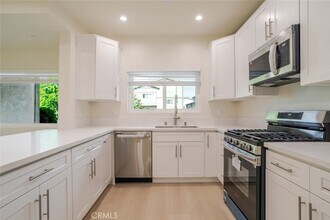 310 E Providencia Ave, Unit 108 in Burbank, CA - Building Photo - Building Photo