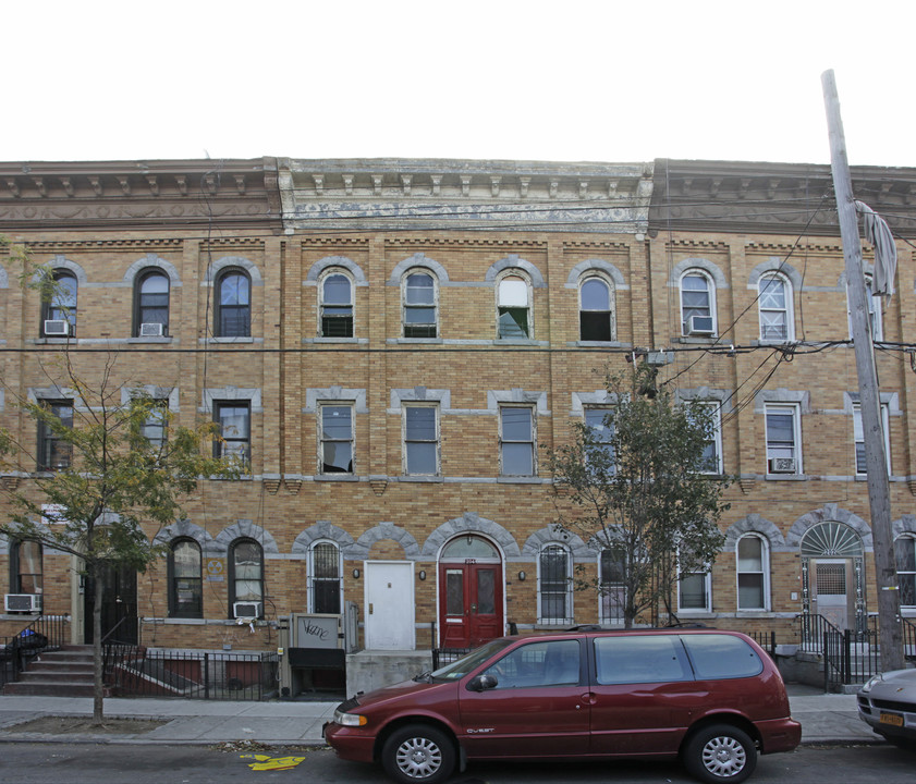 204 Starr St in Brooklyn, NY - Building Photo