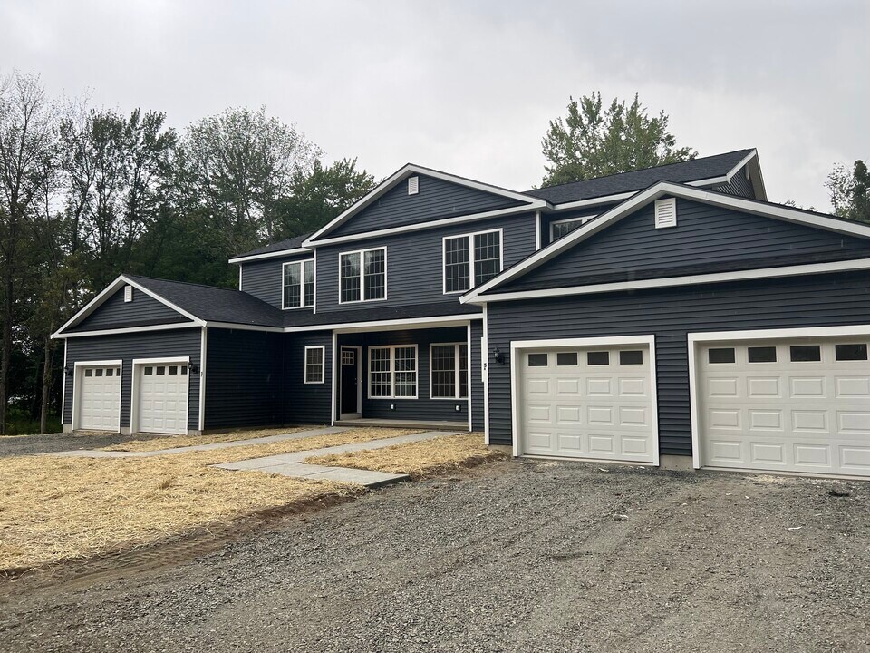 5 Red Maple Ln in Clifton Park, NY - Building Photo