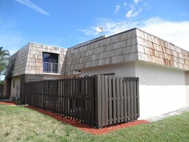 1002 Waterview Dr in Palm Springs, FL - Building Photo