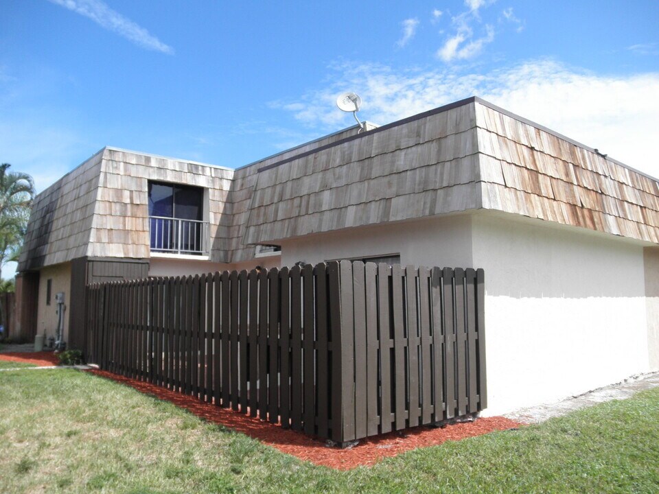 1002 Waterview Dr in Palm Springs, FL - Building Photo